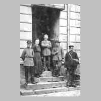 050-0026 Richard Gudde aus Koddien als Soldat im 1. Welt-krieg. Links im Bild vor dem Gasthof -Butsch- in Tapiau..jpg